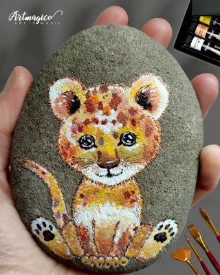 Roztomilá šelmička, která se zabydlela na kamínku 🐾 Ambasadorka @rbart_stones opět ukázala, jak krásně se dá tvořit na...