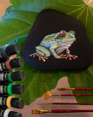 🐸✨ Když kámen ožije… Naše ambasadorka Maruška proměnila obyčejný kámen v domov pro tuto nádhernou žabku. Díky akrylovým...