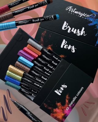 ✨ Dejte svému tvoření nový rozměr s Artmagico metalickými akrylovými brushpeny ✨ Tipy, jak je využít: 1️⃣ Lettering –...