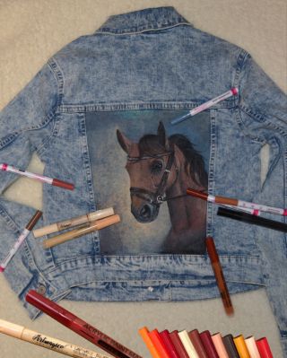 Denim jako plátno? Pro naši ambasadorku @textil_ap žádný problém! 🖌️✨ S pomocí Artmagico akrylových fixů proměnila...